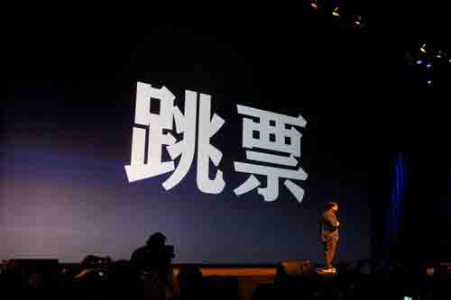 吹破牛皮的锤子手机再跳票：雷军背后的兄弟帮其落地时，老罗的雇佣军悬空不下，拿什么来拯救“忽悠经济”？